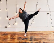 Eine 17-jährige Ballerina mit einer üppigen Form tanzt mit besonderer Anmut