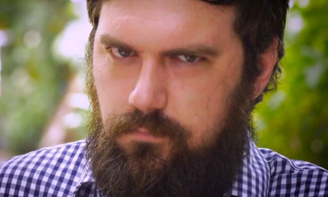 Der Mann hat es satt, das Verhalten seines Nachbarn zu tolerieren. Quelle: Screenshot YouTube