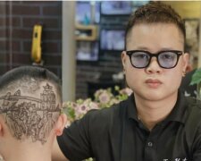 Ein talentierter Friseur schneidet Kunden detaillierte Bilder auf die Köpfe