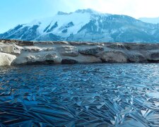 Wie eine Kunstgattung: gefrorene Gewässer, die wie Gemälde aussehen