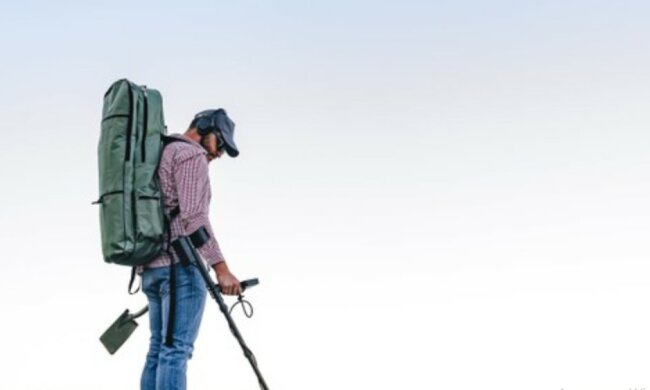 Beim Spaziergang am Strand fand ein Mann eine alte Flasche mit einem Zettel darin, der ein teures Geschenk enthielt