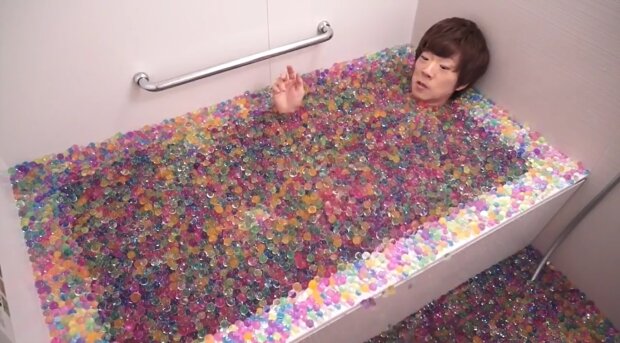 Japaner in der Badewanne. Quelle: Youtube Screenshot