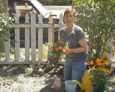 Frau ist überrascht von der Aufforderung, Blumen zu entfernen. Quelle: Screenshot YouTube