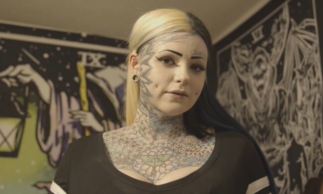 Ein Mädchen mit einer Tätowierung im Gesicht. Quelle: Youtube Screenshot