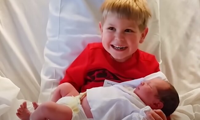 Kleiner Junge sieht zum ersten Mal seinen neugeborenen Brüder. Quelle: Screenshot YouTube