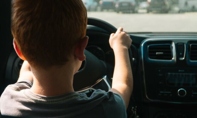 Ein echter Retter: ein elfjähriger Junge setzte sich hinter das Steuer eines Autos und brachte seine Großmutter nach Hause