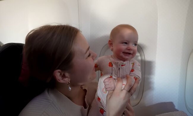 Mann verlangt 500 Euro von Mutter wegen schreiendem Baby. Quelle: Youtube Screenshot