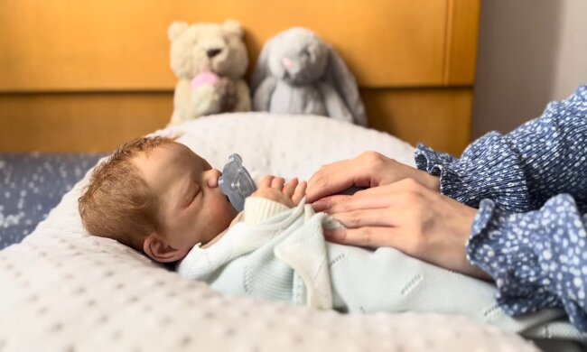 Lebensechte Babypuppe sorgt für Staunen. Quelle: Youtube Screenshot