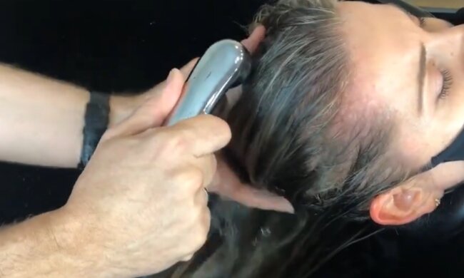 Haarwaschen. Quelle: Screenshot Youtube