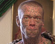 Der Mann mit dem Leoparden-Tattoo. Quelle: Youtube Screenshot