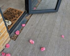 Heimlicher Verehrer: Jeden Tag wurde einer Frau zu Hause Blumen vor die Haustür gebracht