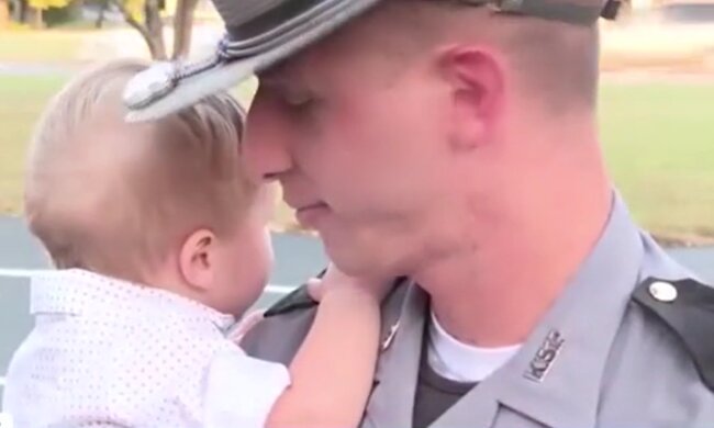 Polizist Aaron kam einer Mutter zu Hilfe. Quelle: Screenshot Youtube
