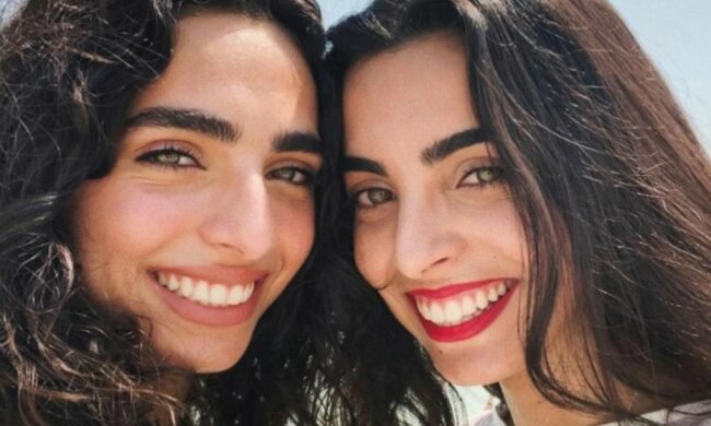 Zwei Frauen haben versehentlich einander gefunden: Die junge Frau hat ihre Doppelgängerin in einem anderen Land gefunden