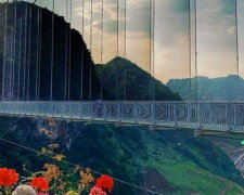 Die längste Glasbrücke der Welt. Quelle: tourexpi.com