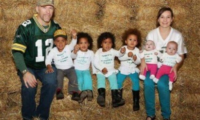 Ein Zufall: Familie, in der drei Zwillingspaare am achtundzwanzigsten Februar geboren wurden