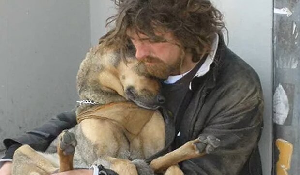 Obdachloser Mann mit dem Hund. Quelle: Screenshot Youtube