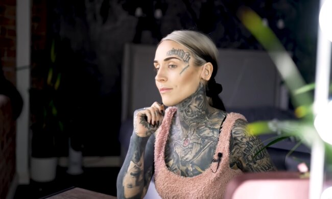 Frau mit Tattoos. Quelle: Youtube Screenshot