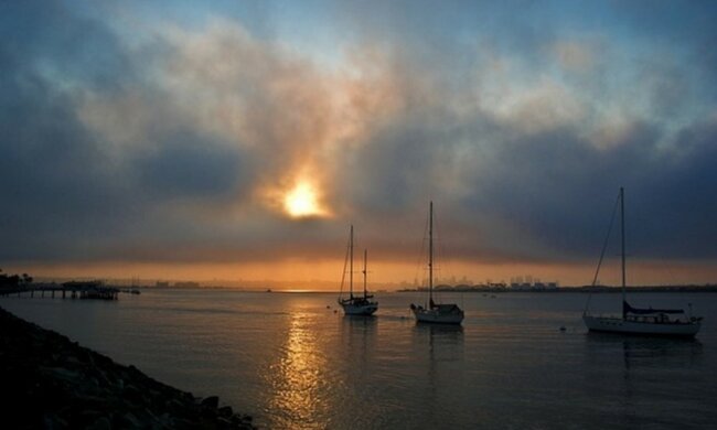 Um die Welt sauberer zu machen: zwei Obdachlose räumen seit vier Jahren kostenlos den Strand vom Müll auf