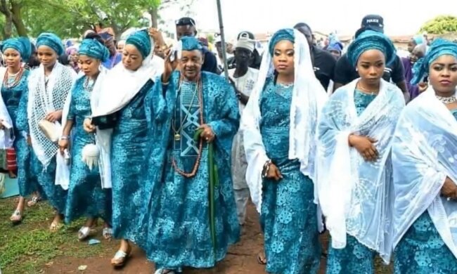 Liebevoller Souverän. Quelle: Screenshot YouTube