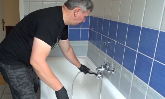 Badewanne reinigen. Quelle: Screenshot Youtube