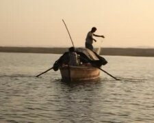 depositphotos_144683873-stock-video-fishermen-in-the-boat
