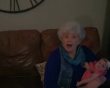 Glückliche Oma. Quelle: Youtube Screenshot