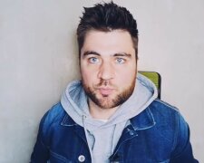Mann, der seine Frau mit der Schwiegermutter betrogen hat