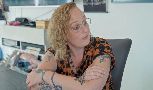 „Zu tätowiert für Kinder“: Warum eine Erzieherin trotz Top-Qualifikation keinen Job bekommt