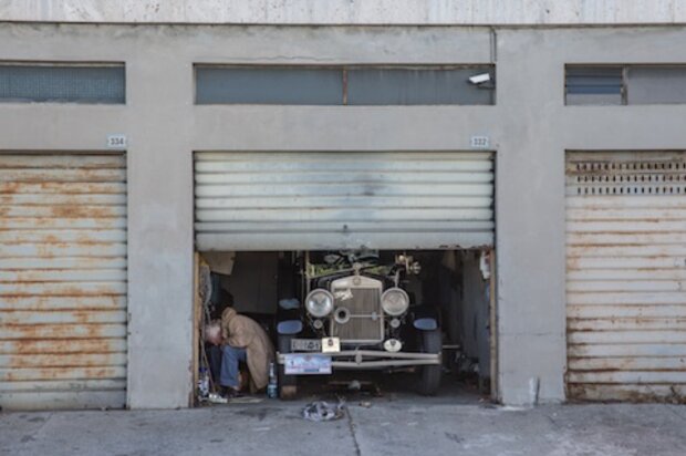 Die Garage war 70 Jahre lang geschlossen: Das Auto war vergessen und wurde zu einem Schatz