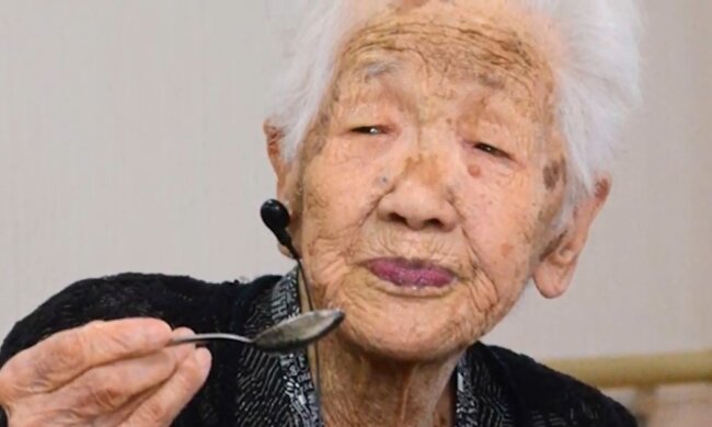 Es ist noch nicht so weit: Die neunzigjährige Oma will nicht in Rente gehen und macht ihre Karriere weiter