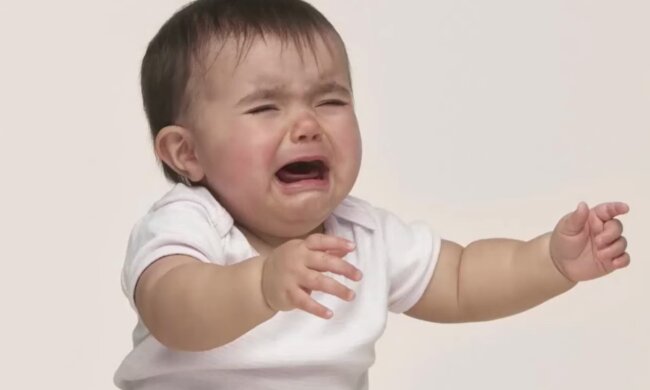 Eine Frau konnte das ständige Weinen des Kindes nicht ertragen. Quelle: Screenshot YouTube