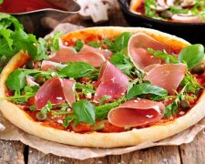 Superschnelle Pizza mit Parmaschinken: einfaches Rezept