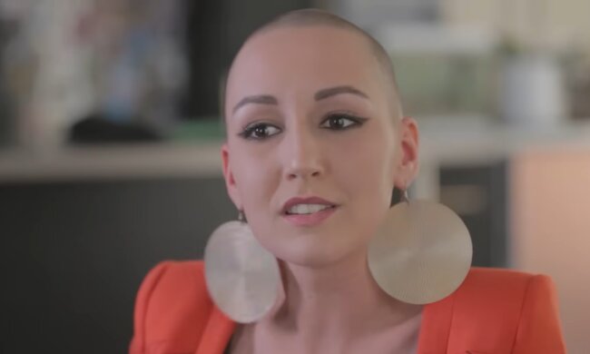 „Ich glänze mit meiner Glatze – wortwörtlich“. Quelle: Youtube Screenshot