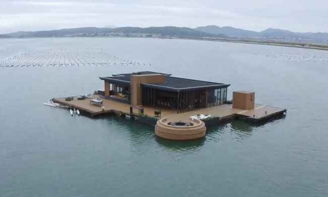 "Träume werden wahr": Ein Mann hat ein 56 Quadratmeter großes Hausboot gebaut