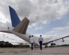 Vom Himmel gefallen: Wie ein Mann einen 9.000 km langen Flug nach London an einem Flugzeugfahrwerk überlebte