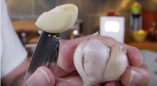 Wie man Zwiebeln ohne Messer und Brett schneidet: Tricks, die jede Hausfrau kennen sollte