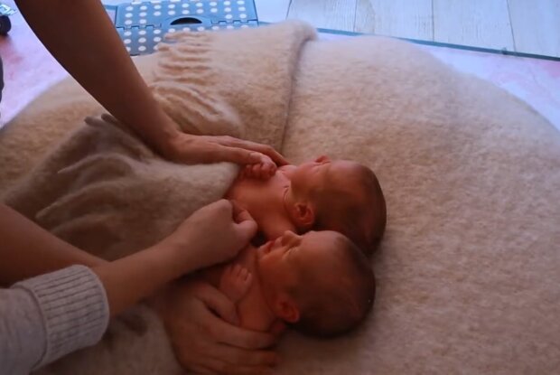 Neugeborene Zwillinge. Quelle: Screenshot Youtube