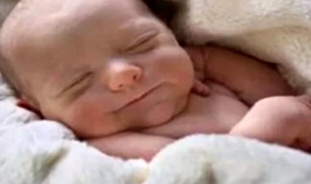 Neugeborenes Kind. Quelle: Screenshot YouTube