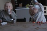 Wie zwei kleine Kinder eine Mutter an ihre Grenzen bringen. Quelle: Youtube Screenshot