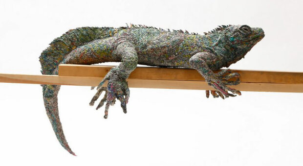 Die japanische Künstlerin schafft unglaublich realistische Tierskulpturen aus Zeitungen
