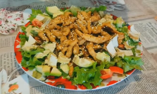 Gegrillter Hähnchensalat. Quelle: YouTube Screenshot