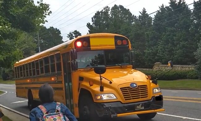 Schulbus. Quelle: YouTube Screenshot