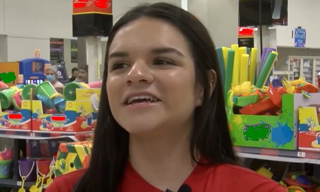 Angestellte eines Lebensmittelladens half bei der Bezahlung der Rechnung von 137 Dollar für eine Oma