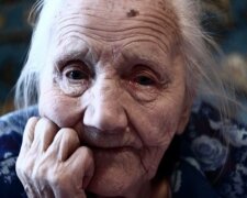 Mit Liebe und Sorgfalt: 90-jährige Damen kämmten ihrer 97-jährigen Schwester die Haare