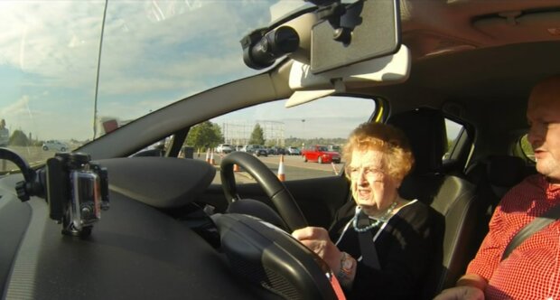 Eine ältere Frau und ihr Einsatz gegen Umweltverschmutzung. Quelle: Youtube Screenshot