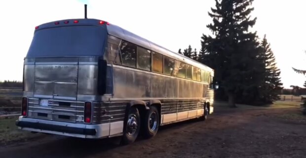 Umgebauter Bus. Quelle: Youtube Screenshot
