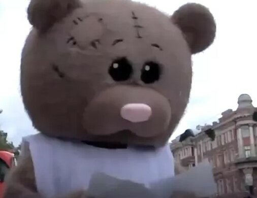 Ein 11-jähriger Junge rettet seinen kleinen Bruder, indem er Flyer in einem Bärenkostüm austeilt