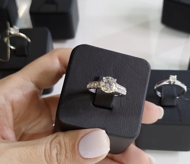 Eine Frau beklagte sich darüber, dass ihr Freund ihr einen Heiratsantrag mit einem sehr kleinen Ring gemacht hatte