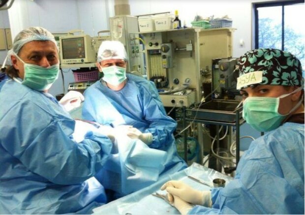 Berufungsarzt: der Chirurg führt kostenlose Operationen für Kinder auf der ganzen Welt durch