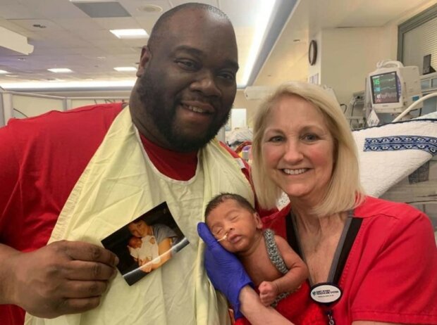 Eine Krankenschwester rettete einem Neugeborenen das Leben. Nach 33 Jahren kam sie seinem Sohn zu Hilfe